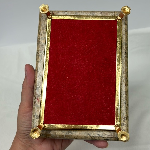 - Vintage heavy marble jewelry/snuff box with gold tone accents and red l… - Picture 6 of 10